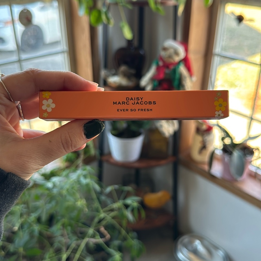 NIB Marc Jacobs Daisy Ever So Fresh .33oz 10ml